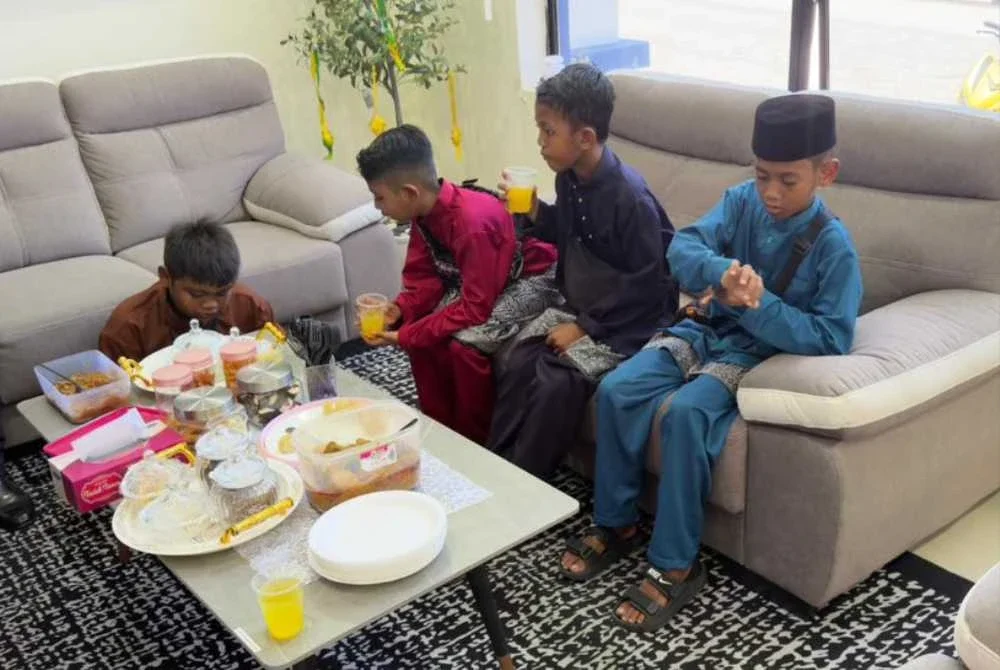 Gelagat bersahaja kanak-kanak beraya di balai polis mendapat perhatian warganet. Foto: Ihsan pembaca