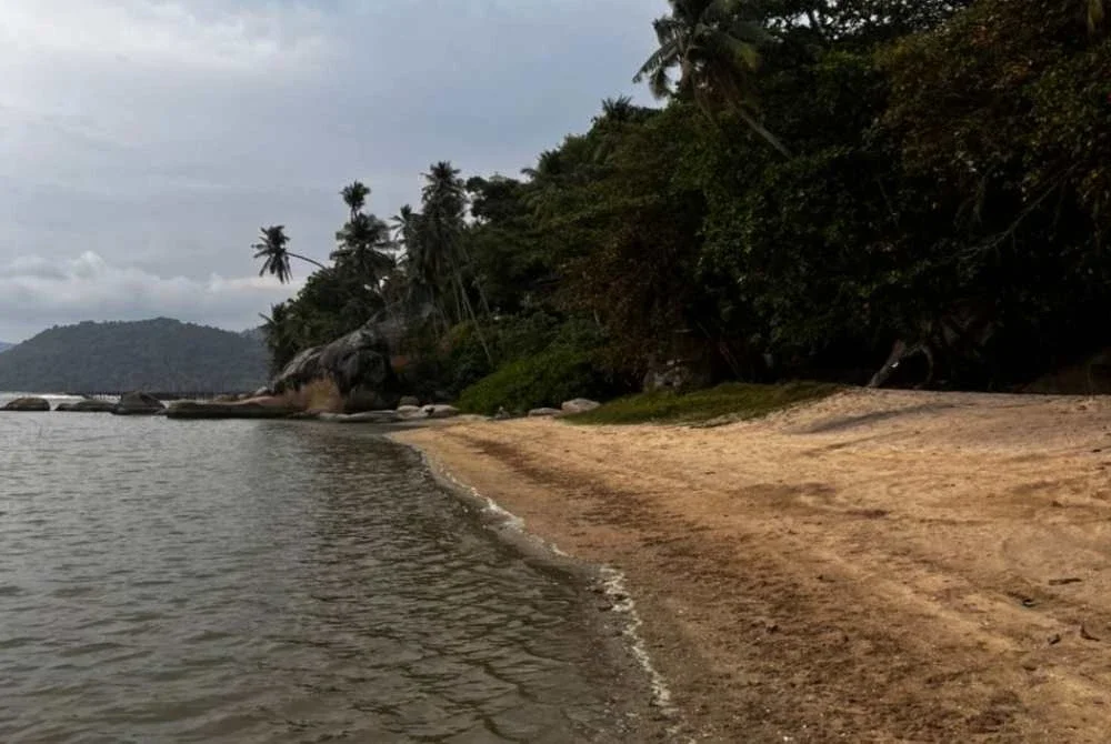 Pantai Esen kini tidak lagi dipenuhi pengunjung selepas keadaan pantainya yang kotor.