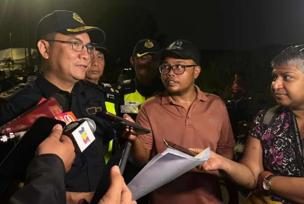 Azrin (kiri) ketika sidang akhbar ketika Operasi Khas Motosikal di Plaza Tol Sungai Ramal pada Ahad.
