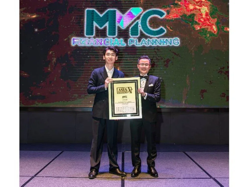 Spark Liang (kiri) mewakili MMC FP Sdn. Bhd menerima pengiktirafan daripada The Asia Records itu.
