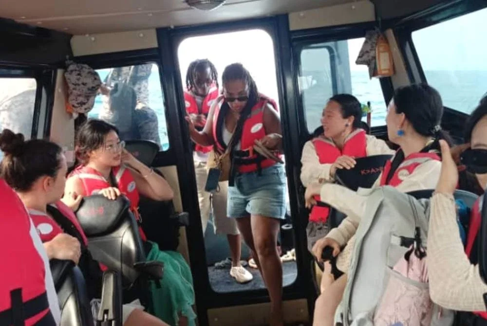 Antara pelancong yang diselamatkan selepas bot penumpang yang dinaiki mereka rosak di perairan Kuala Besut pada Ahad.