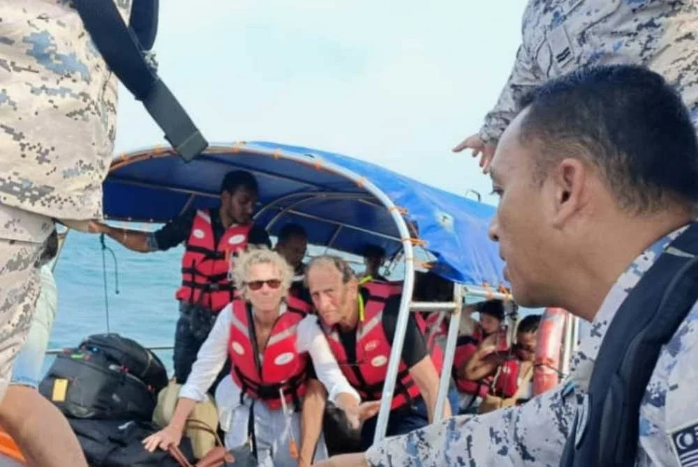 Anggota Maritim Malaysia menyelamatkan 13 pelancong selepas bot penumpang yang dinaiki mereka rosak di perairan Kuala Besut pada Ahad.