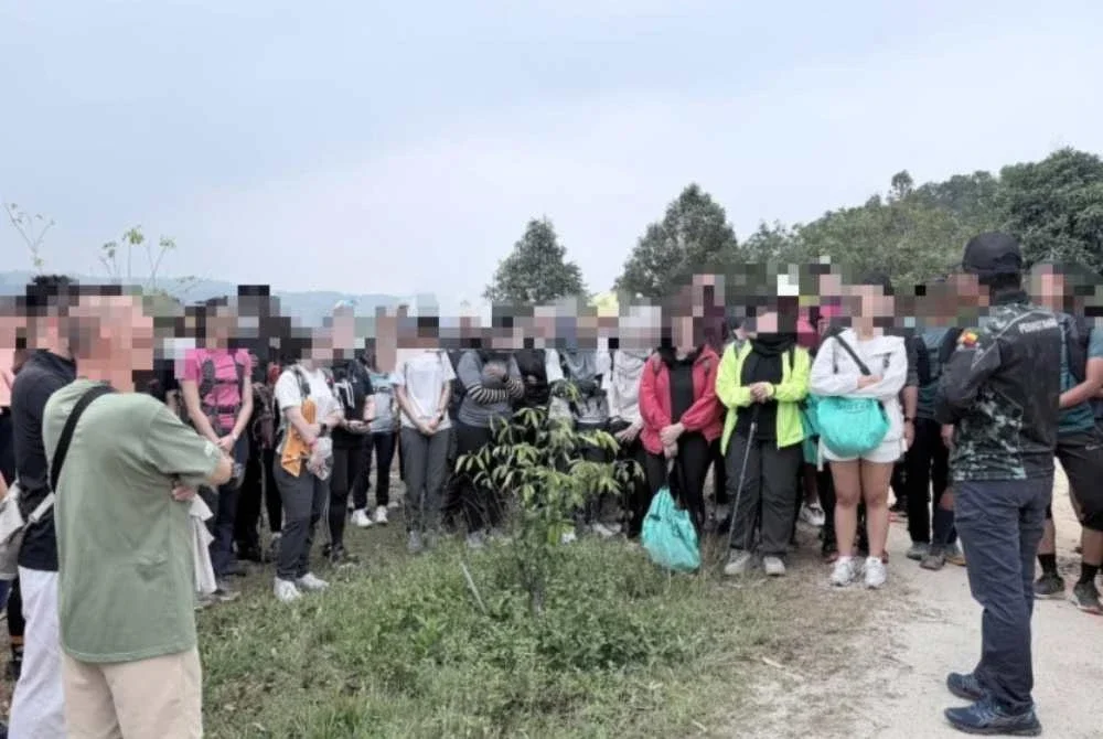 Antara individu yang ditahan kerana disyaki menjalankan aktiviti pendakian tanpa permit di Bukit Pau di sini pada Ahad.