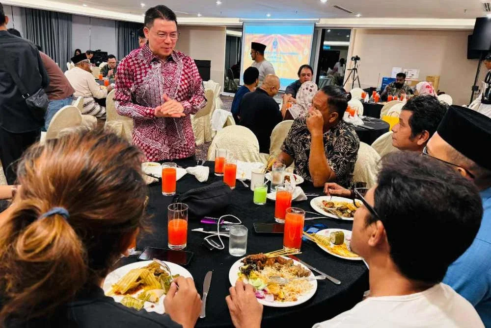 Kor Ming menyantuni pengamal media yang hadir dalam Majlis Sambutan Hari Raya Aidilfitri DAP Perak bersama media pada Ahad.