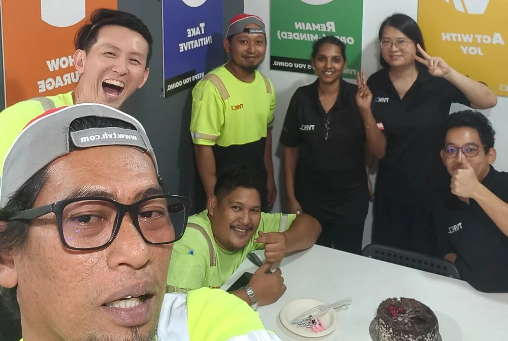 Illyasa (empat dari kanan) bersama arwah Amirul (duduk, tengah) dan rakan sekerja yang lain.