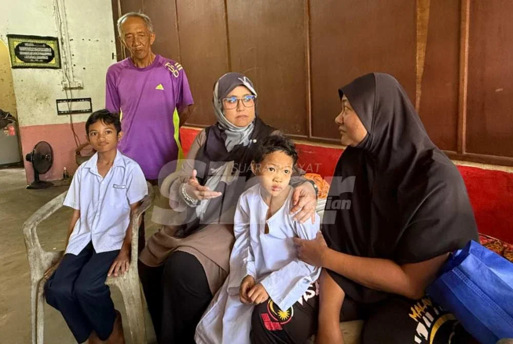 Mas Ermieyati (tengah) menziarahi ke keluarga berkenaan bagi menyalurkan bantuan bersesuaian sempena Syawal.