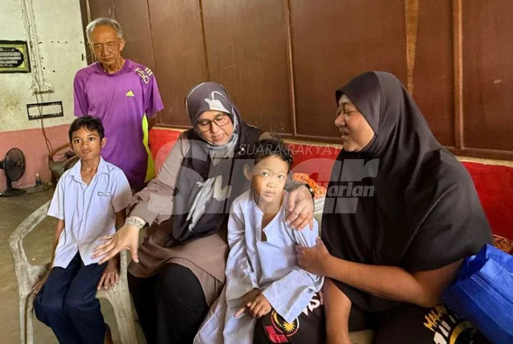 Mas Ermieyati (tengah) menziarahi ke keluarga berkenaan bagi menyalurkan bantuan bersesuaian sempena Syawal.
