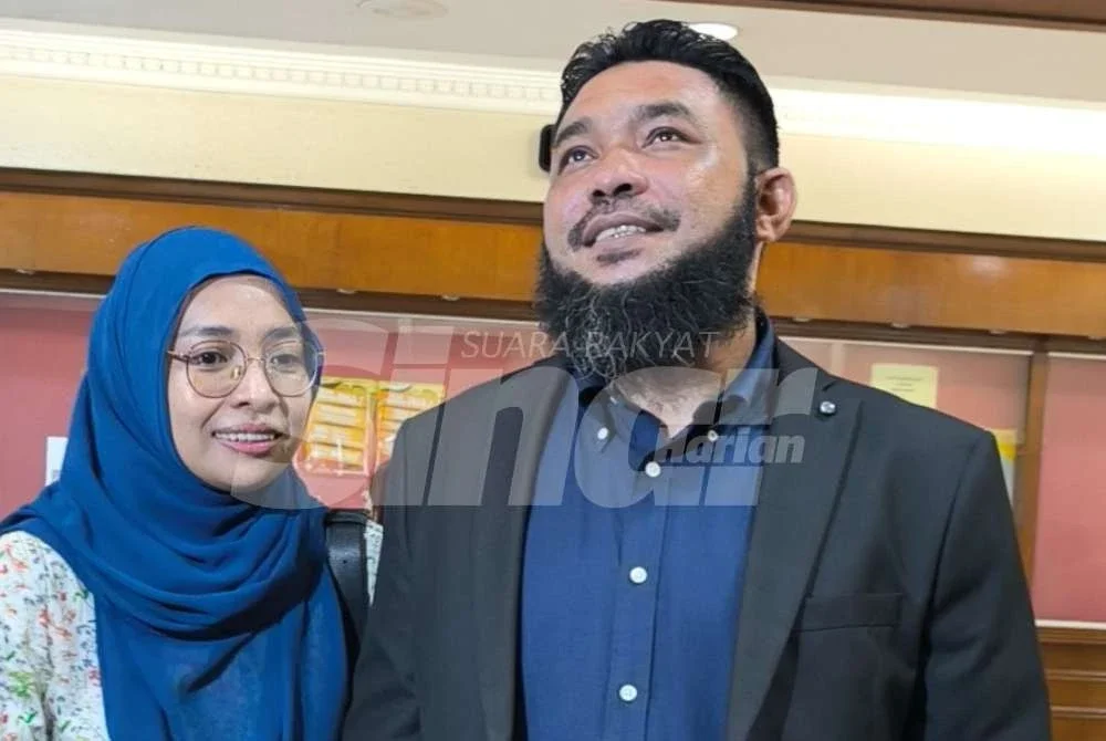 Wan Muhammad Azri (kanan) hadir ke Mahkamah Sesyen Kuala Lumpur pada Isnin bersama isterinya, bagi keputusan kes menghasut yang mendatangkan kebencian terhadap Agong, dua tahun lalu.