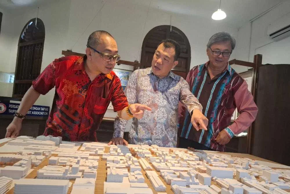Sze Yee (tengah) ketika meninjau ruang Menara Jam Taiping sempena Majlis Pengubahsuaian Dalaman Pusat Interpretasi Pelawat dan Pelancaran Jejak Kedamaian Taiping pada Isnin.