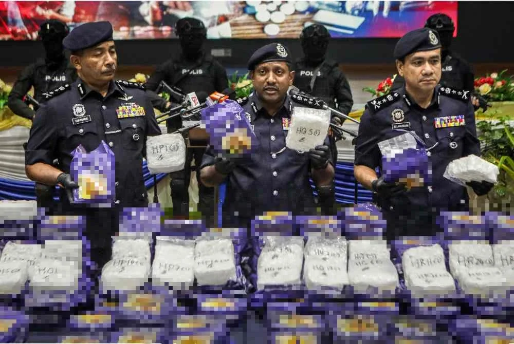 Hussein (tengah) menunjukkan barang rampasan pada sidang media di Ibu Pejabat Polis Kontinjen (IPK) Perlis pada Isnin. Foto Bernama
