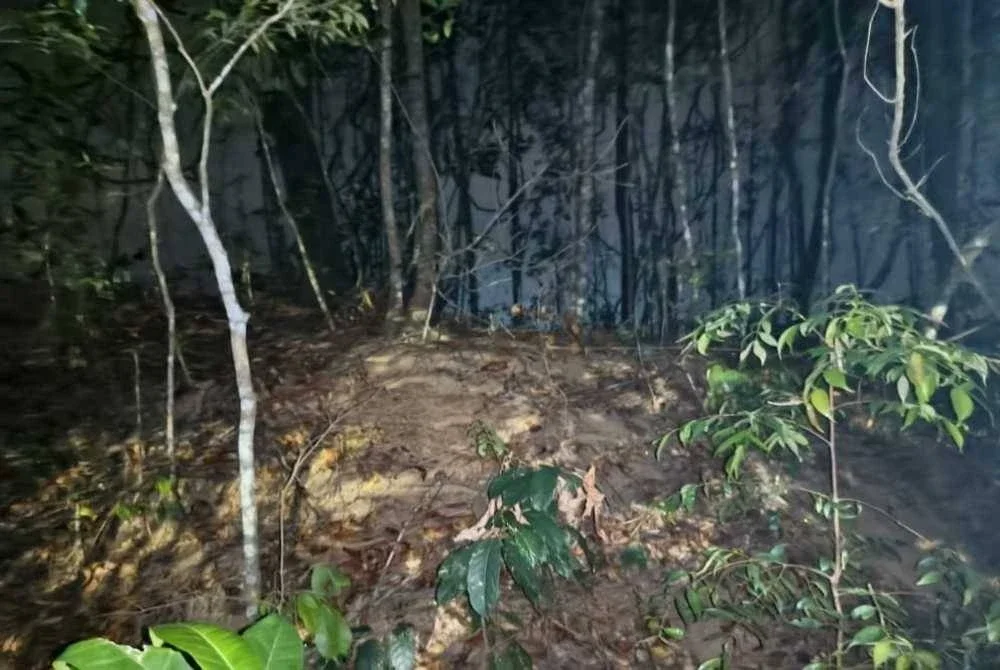 Suspek melalui jalan tikus ke rumah sasaran.