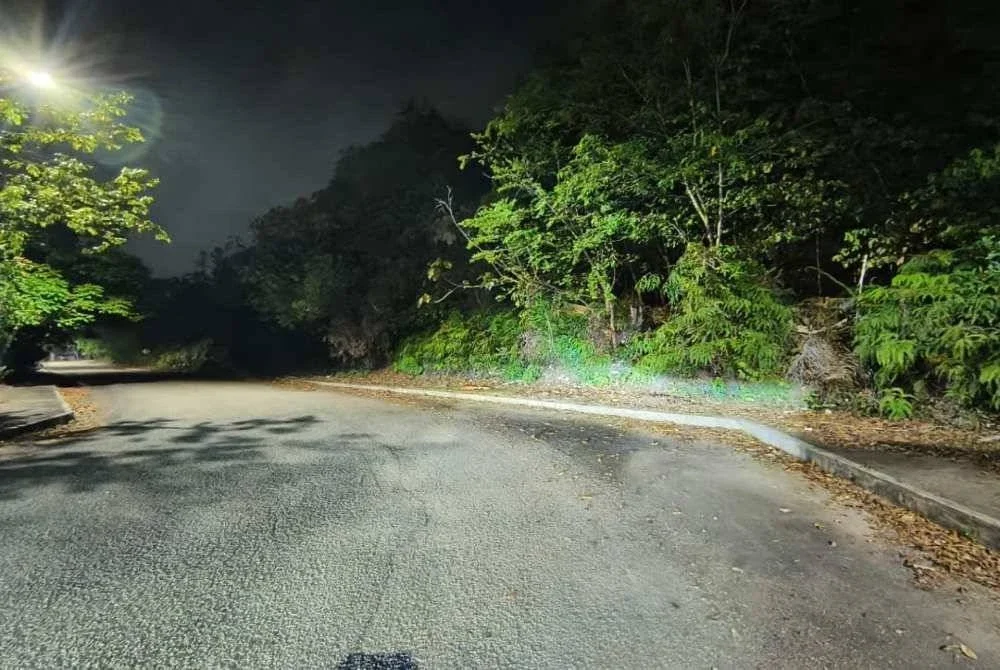 Suspek melalui jalan tikus ke rumah sasaran.