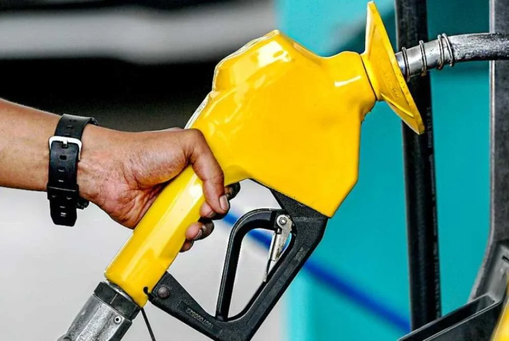 Sekatan pembelian petrol RON95 menggunakan kad kredit dan kad debit asing di terminal layan diri pam minyak bermula Rabu ini.