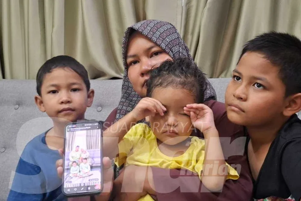 Nor Nadia bersama anak-anaknya ketika ditemui di kediaman keluarga di Kampung Repoh, Batu Kurau pada Isnin.