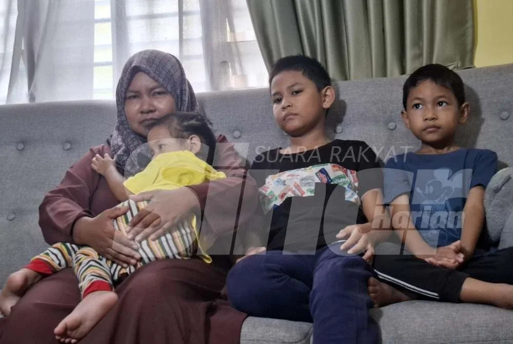 Nor Nadia (kiri) sebak ketika ditemui di kediaman keluarga di Kampung Repoh, Batu Kurau pada Isnin.