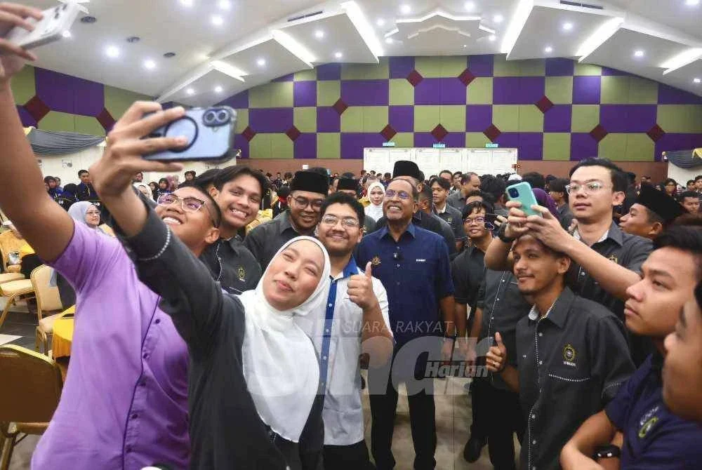 Zambry (tengah) merakam swafoto bersama pelajar selepas Program Sembang Santai bersama mahasiswa Universiti Sultan Zainal Abidin (UniSZA) dan Universiti Malaysia Terengganu (UMT) di Dewan Perdana UniSZA, di Kuala Nerus pada Isnin.