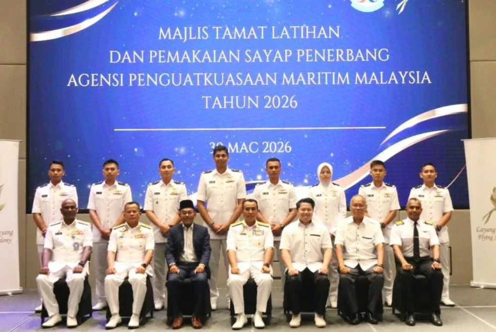 Saiful Lizan (duduk, tengah) bersama pelatih Juruterbang Helikopter Siri 3/2024 yang berjaya menamatkan latihan intensif antara 12 hingga 20 bulan melibatkan pelbagai fasa.