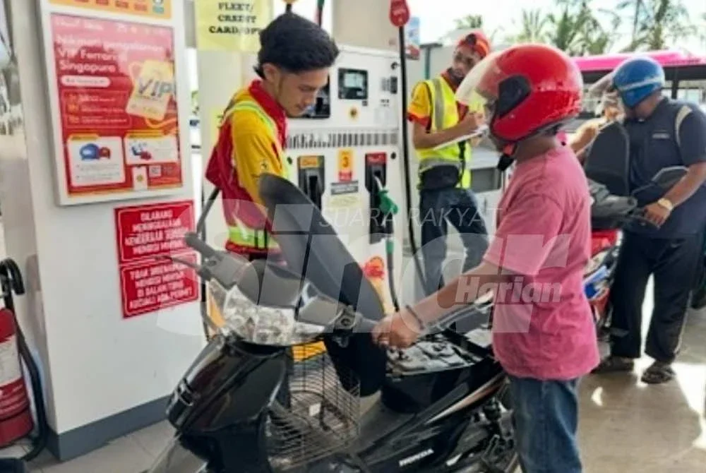 Penunggang motosikal mengisi RON95 di stesen minyak di Kota Bharu. Foto:vADILA SHARINNI WAHID
