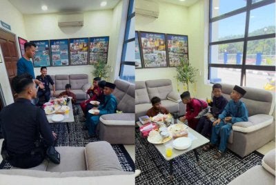 Kehadiran empat kanak-kanak menceriakan suasana sambutan raya di Balai Polis Pangkor, Perak. Foto: Ihsan pembaca