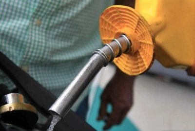 Subsidi bagi RON95 adalah untuk warga Malaysia yang mempunyai lesen memandu yang sah. Foto: Bernama 