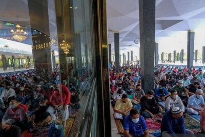 Ada majikan di negara ini yang langsung tidak membenarkan pekerja Islam keluar menunaikan solat Jumaat sebagaimana didedahkan pekerja mereka sendiri. Foto hiasan