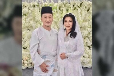 Malek berkongsi beberapa keping foto majlis pernikahan dengan Dang Suria di laman Threads.