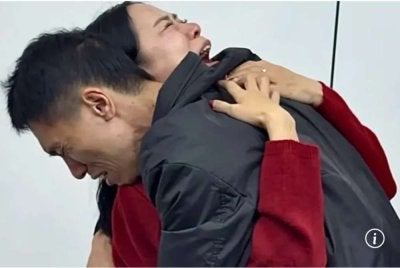 Detik gembira apabila seorang wanita berjaya menemui adiknya yang hilang sejak 33 tahun lalu.