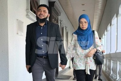Wan Muhammad Azri (kiri) hadir ke Mahkamah Sesyen Kuala Lumpur pada Isnin bagi keputusan kes menghasut yang mendatangkan kebencian terhadap Agong, dua tahun lalu.