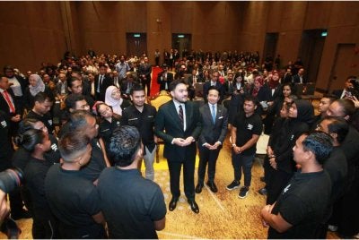 Tengku Amir dan Arthur semasa Program Pendanaan Konservasi Hutan di Shah Alam pada Isnin.
