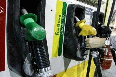 KPDN kini mengambil langkah memantau secara rapat data POS dan merekod trend peruncitan di stesen-stesen minyak. Foto: Bernama 