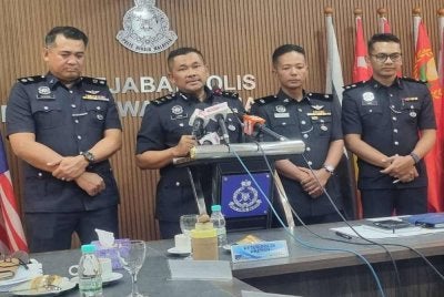 Mohamad Lazim (dua dari kiri) ketika bercakap kepada pemberita dalam sidang akhbar di Ibu Pejabat Polis Daerah Wangsa Maju, Kuala Lumpur pada Isnin.