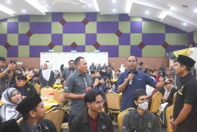 Zambry (dua, kanan) ketika menjawab soalan diajukan oleh mahasiswa pada Program Sembang Santai bersama mahasiswa UniSZA dan UMT di Dewan Perdana UniSZA, pada Isnin.