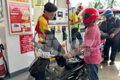 Penunggang motosikal mengisi RON95 di stesen minyak di Kota Bharu. Foto:vADILA SHARINNI WAHID