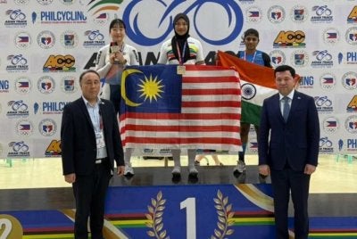 Sawda merangkul pingat emas acara ujian masa 1km remaja wanita pada ACC 2026 di Tagaytay, Filipina. Foto: MSN