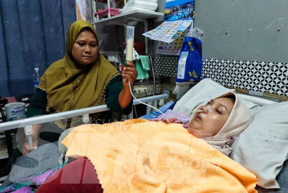 Salmiah memberi susu melalui tiub selepas anaknya itu terlantar sejak tiga tahun lalu.