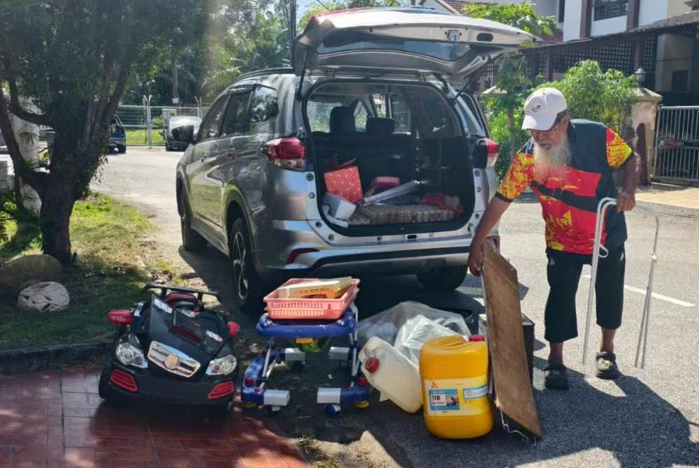 Jaafar tidak kisah menjadikan keretanya sebagai 'lori' mengutip barang yang boleh dikitar semula.