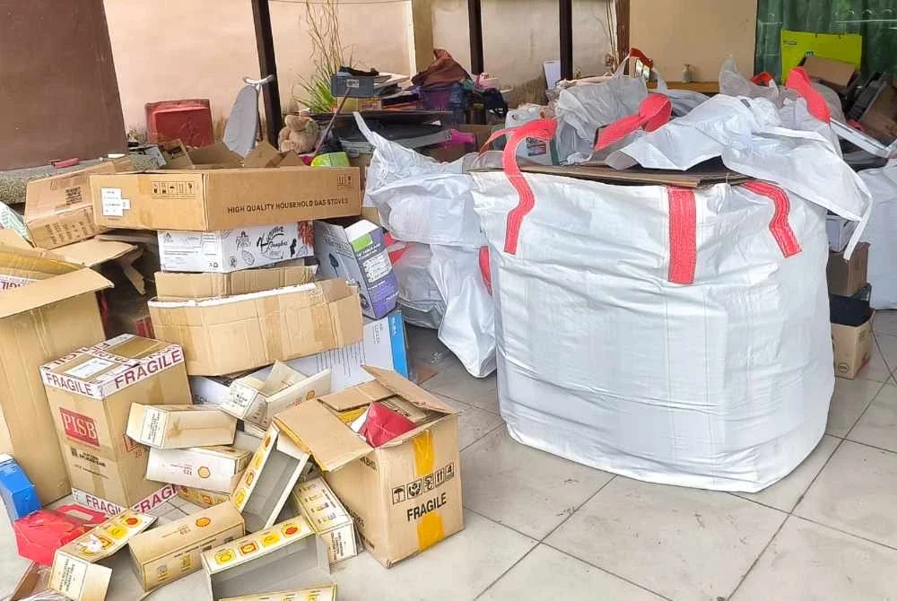 Antara barangan kitar semula yang telah dikumpulkan dan diasingkan mengikut kategori