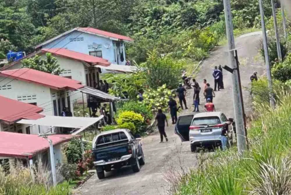 Seorang lelaki maut selepas ditembak abangnya sendiri menggunakan senjata buatan sendiri jenis bakakuk di Kampung Kangkawang pada Ahad.