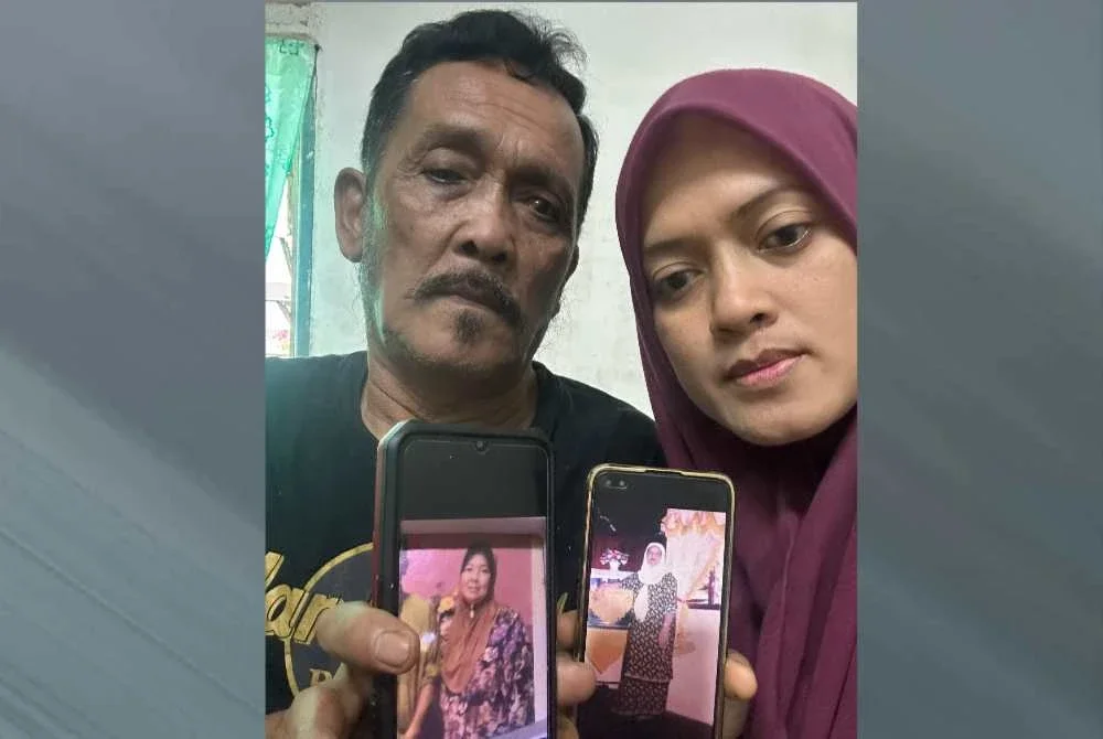 Siti Rozianti (kanan) bersama ayah menunjukkan gambar kenangan ibunya.