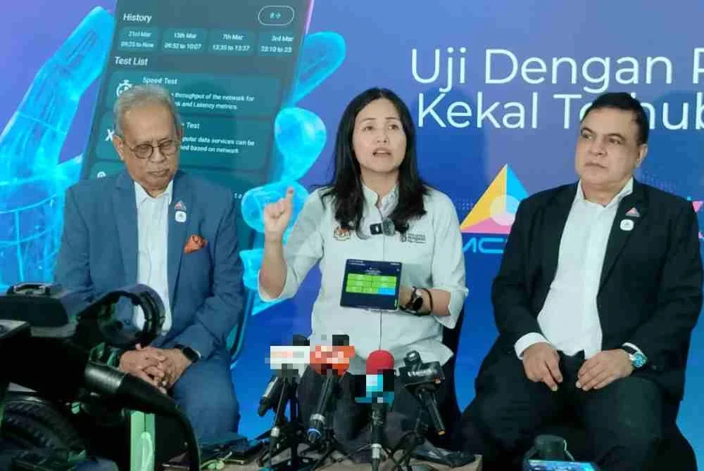Nie Ching (tengah) bersama Ahli Suruhanjaya MCMC, Derek John Fernandez (kanan) dan Jeneral (B) Tan Sri Dr Zulkifeli Mohd Zin pada Majlis Pelancaran MCMC NEXUS di Auditorium MCMC Tower 1, Cyberjaya pada Selasa.