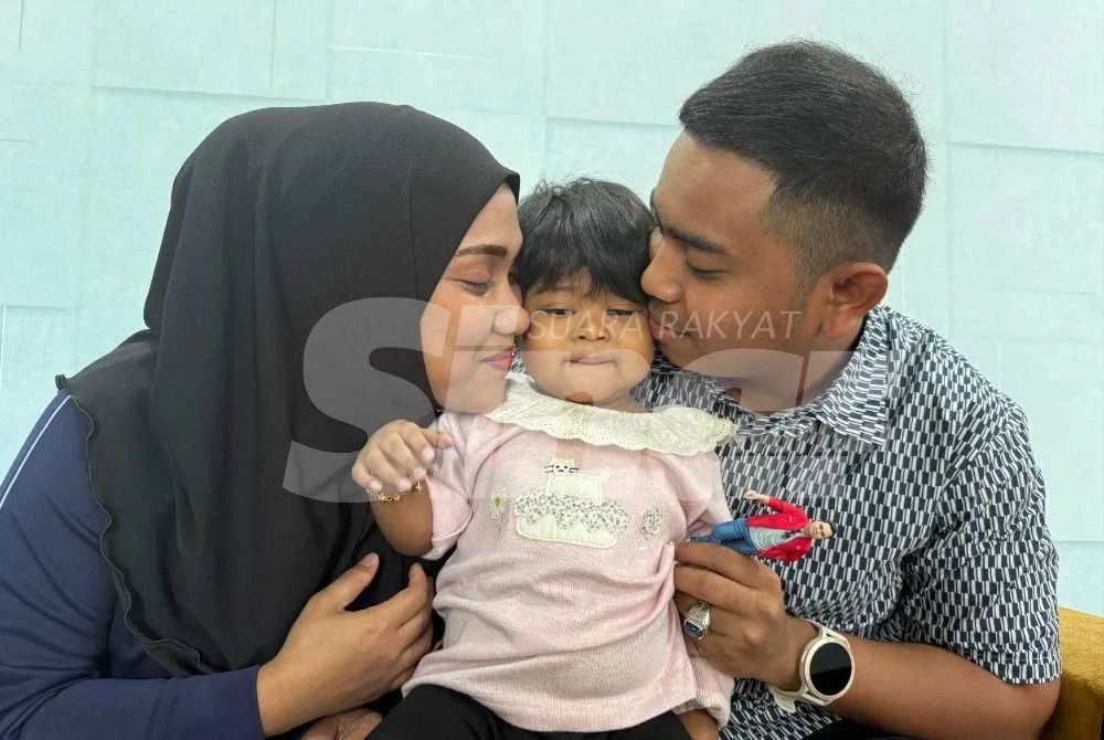 Medina yang kini semakin sihat, ceria di samping ibu bapanya.