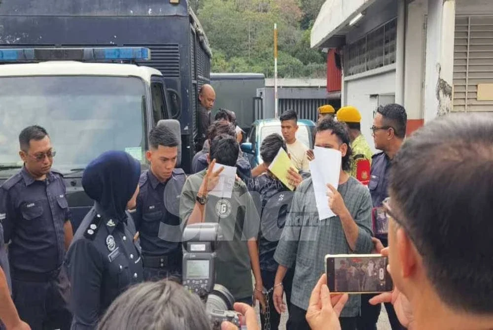 Kedua-dua tertuduh diiringi anggota polis sebaik tiba di Mahkamah Majistret Johor Bahru.