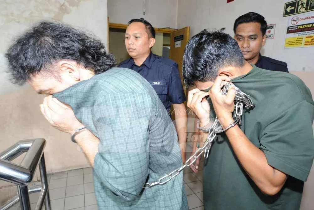 Husaini (depan) dan Othman (belakang) mengaku bersalah ketika dihadapkan di Mahkamah Majistret Johor Bahru pada Selasa.