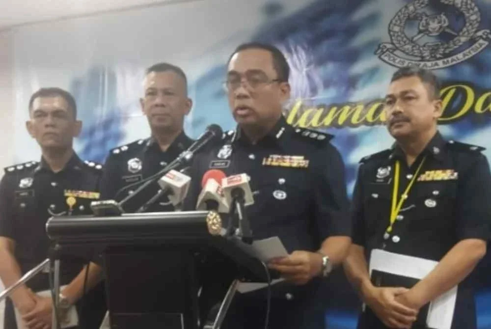 Sazalee (dua dari kanan) dalam sidang akhbar di Ibu Pejabat Polis Daerah Dang Wangi, Kuala Lumpur pada Selasa.