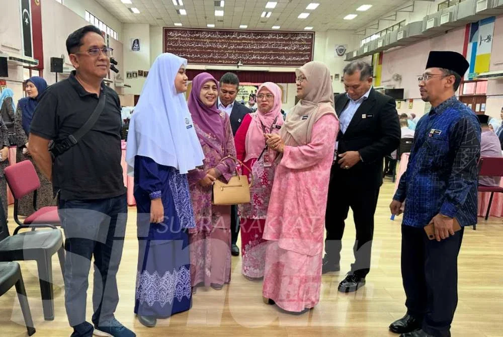 Siti Norina (tiga dari kanan) bertemu dengan Nur Syahirah Syazwani (dua dari kiri) untuk mengucapkan tahniah.  