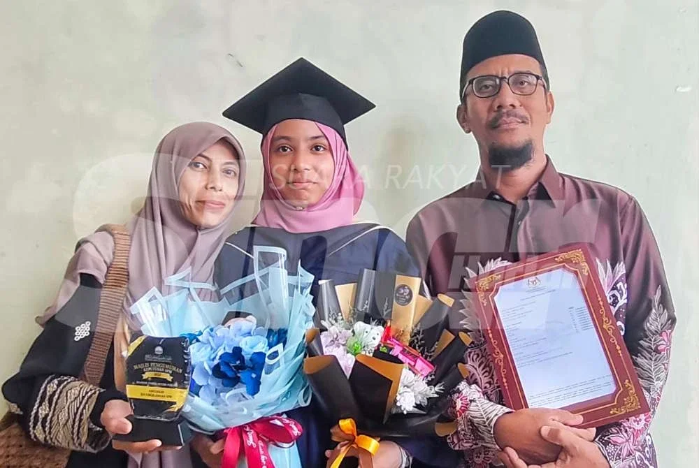 Nur Fatin Syuhada (tengah) bergambar bersama ayah dan ibunya selepas memperoleh keputusan cemerlang dalam SPM 2025. 