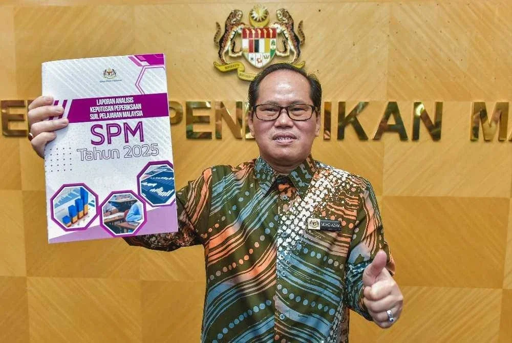 Ketua Pengarah Pendidikan, Datuk Dr Mohd Azam Ahmad menunjukkan laporan analisis keputusan peperiksaan Sijil Pelajaran Malaysia (SPM) 2025 pada sidang media pengumuman keputusan SPM 2025 hari ini. Foto Bernama