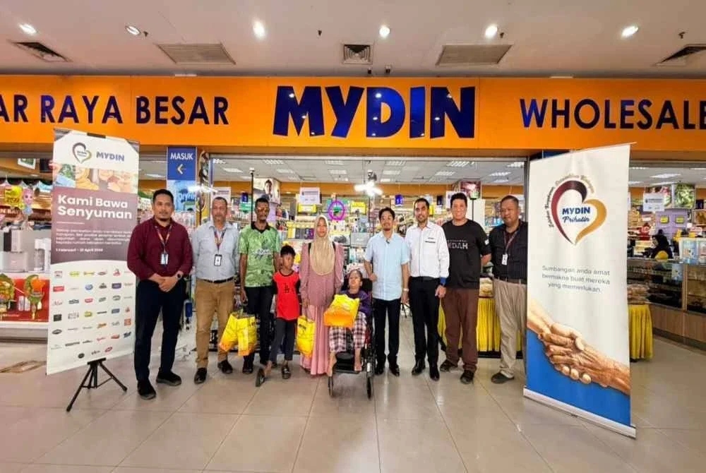Nur Umairah dan keluarganya di bawa ke Pasar Raya Besar Mydin, Taman Saga di Alor Setar untuk membeli pakaian dan barangan kelengkapan sebagai persediaan ke Langkawi.
