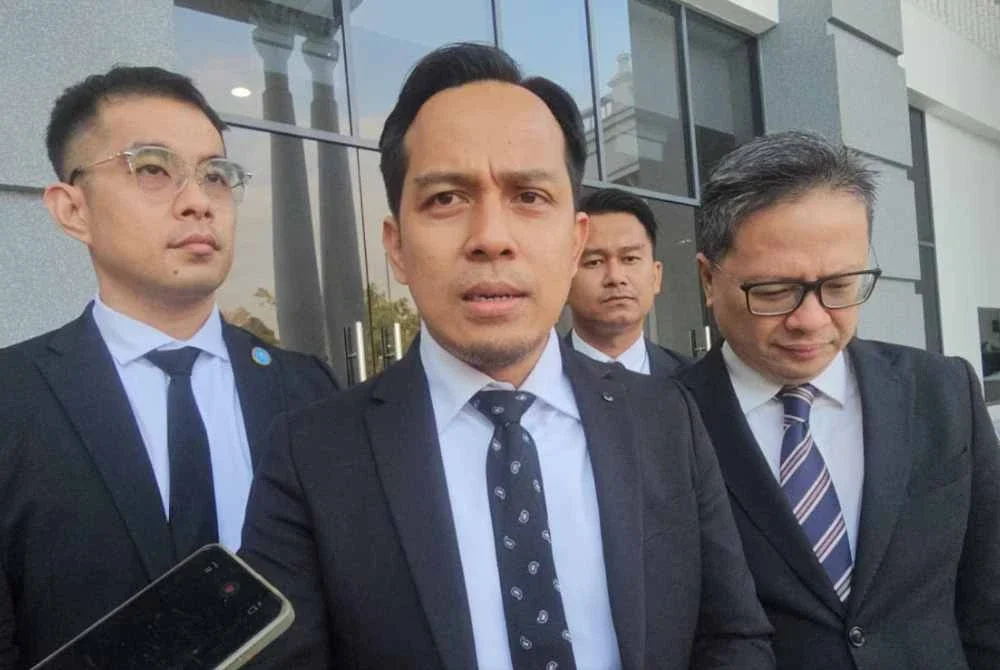 Shahlan bersama pasukan peguamnya ketika ditemui pemberita di pekarangan Kompleks Mahkamah Kota Kinabalu