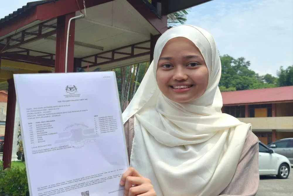 Wan Aleya menunjukkan slip keputusan SPM miliknya.